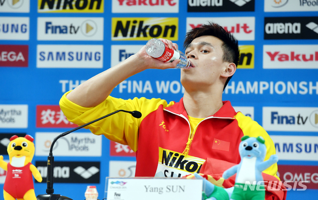 【광주=뉴시스】맹대환 기자 = 21일 오후 광주 광산구 남부대 시립국제수영장에서 열린 2019광주세계수영선수권대회 경영 남자 자유형 400m에서 금메달을 차지한 중국의 쑨양이 메인프레스센터에서 기자회견을 하기 전 물을 마시고 있다. 2019.07.21. mdhnews@newsis.com