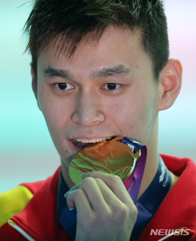 【광주=뉴시스】 고범준 기자 = 21일 오후 광주 광산구 남부대학교 시립국제수영장에서 열린 2019 광주세계수영선수권대회 경영 남자 자유형 400m 결승경기, 중국의 쑨양이 금메달을 입에 물고 포즈를 취하고 있다. 2019.07.21. bjko@newsis.com