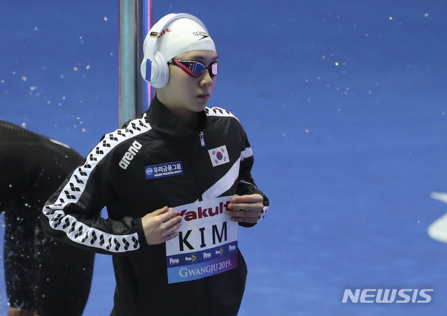 【광주=뉴시스】최진석 기자 = 21일 광주광역시 광산구 남부대시립국제수영장에서 열린 '2019 광주세계수영선수권대회' 경영 여자 개인혼영 200m 준결승에 출전한 한국 김서영이 시작에 앞서 몸을 풀고 있다. 2019.07.21.myjs@newsis.com