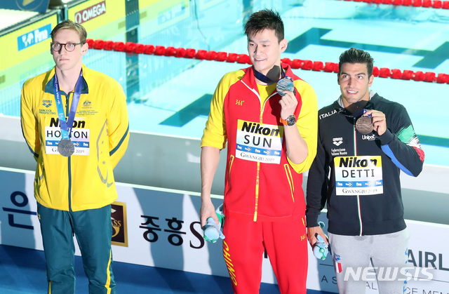 【광주=뉴시스】이영환 기자 = 21일 오후 광주 광산구 남부대학교 시립국제수영장에서 열린 2019 광주세계수영선수권대회 남자 400m 자유형 결승, 금메달을 획득한 중국 쑨양이 동메달을 획득한 이탈리아의 가브리엘레 데티와 포즈를 취하는 가운데 은메달을 획득한 호주의 맥 호턴이 멀리 서 있다. 2019.07.21. 20hwan@newsis.com