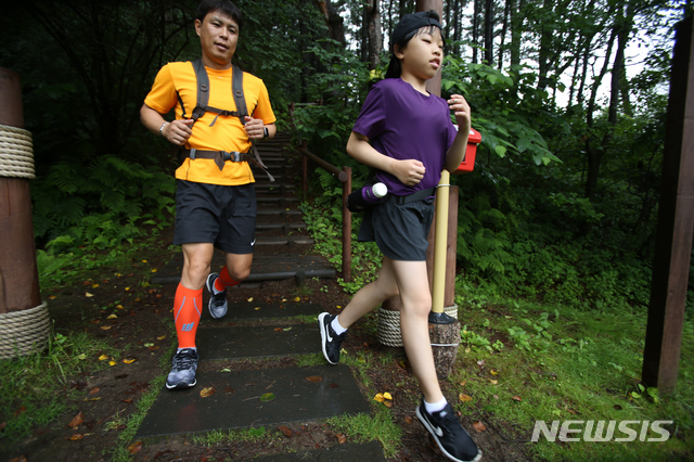 【평창=뉴시스】김경목 기자 = 뉴시스 강원과 용평리조트가 주최하는 '2019 평창 발왕산 트레일 18K' 대회 개막이 35일 앞으로 다가왔다. 오는 8월25일로 예정된 대회 개막을 앞둔 21일 오전 이번 대회에 참가하는 김종민(43), 김도경(12·여) 부녀가 강원 평창군 대관령면 용평리조트 내 발왕산 우정숲길에서 대회 공식 코스를 미리 달려보며 우승 의지를 불태우고 있다. 2019.07.21.&nbsp; photo31＠newsis.com