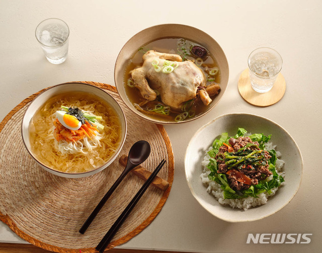 【서울=뉴시스】경주 코오롱호텔 '파노라마'의 '경주 단석산 버섯 삼계탕' 등 전통 보양식