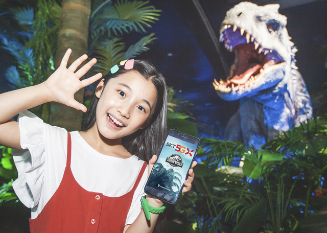 【서울=뉴시스】SK텔레콤이 실물 크기의 공룡을 재현한 유니버설 스튜디오의 ‘쥬라기 월드 특별전’을 찾는 고객을 위해 T멤버십만의 단독 제휴 혜택을 제공한다. SK텔레콤은 22일부터 전시 기간 내내 T멤버십 전 고객에겐 ▲’쥬라기 월드 특별전’ 주중 관람 티켓 20% 할인 ▲T단기데이터 쿠폰 제공 등의 혜택을, 5GX 요금제 이용 고객에겐 추첨을 통해 ’쥬라기 월드 특별전’ 관람 티켓 500매를 증정한다고 밝혔다. (사진=SK텔레콤 제공) 2019.07.22