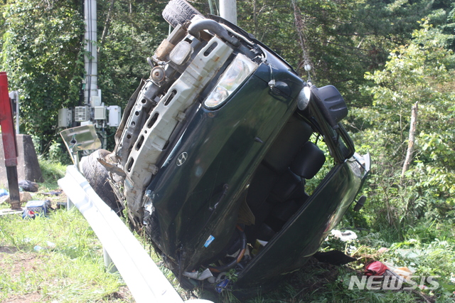 【삼척=뉴시스】김태식 기자 = 22일 강원 삼척시 가곡면의 한 도로에서 승합차가 전복돼 4명이 숨지고 12명이 중경상을 입는 사고가 발생한 가운데 출동한 소방대원들이 인명구조와 함께 차량을 견인하고 있다.2019.07.22. newsenv＠newsis.com