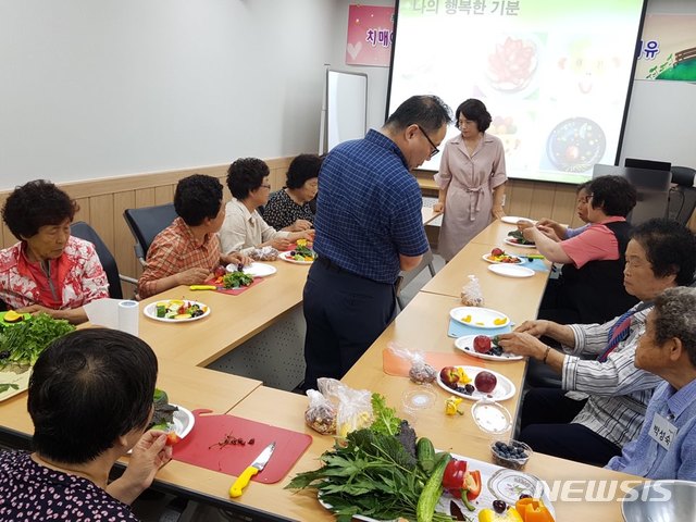 【영동=뉴시스】충북 영동군이 진행 중인 노인 치매 예방 특화 프로그램 ‘푸놀치(푸드야, 놀자~ 치매예방된다)’ 운영 모습.(사진=영동군 제공) photo@newsis.com