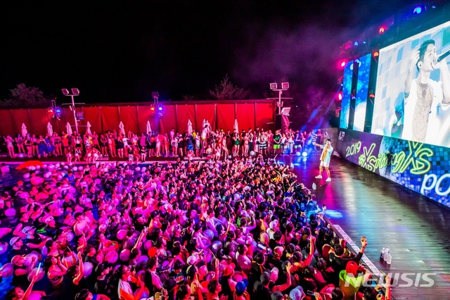 【서울=뉴시스】19일 그랜드 워커힐 서울 '리버파크'에서 한국암웨이가 개최한 '2019 익사이팅 XS 풀 파티' 현장