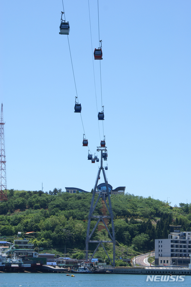 【여수=뉴시스】김석훈 기자 = 90m높이에서 전남 여수시 자산공원과 돌산공원 사이 바다위를 오고 가는 여수해상케이블카. 2019.07.22. kim@newsis.com