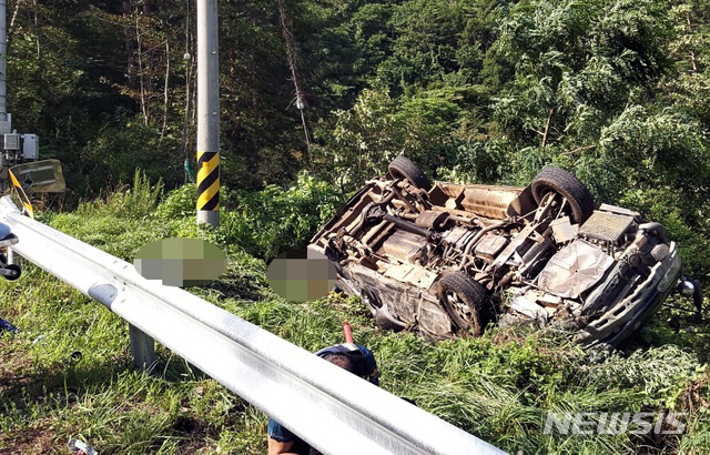 【삼척=뉴시스】김경목 기자 = 22일 오전 7시33분께 강원 삼척시 가곡면 풍곡리 도로에서 스타렉스 승합차 1대가 가드레일을 들이받고 추락해 전복돼 5명이 숨지고 11명이 중경상을 입은 가운데 삼척소방서, 삼척경찰서 대원들이 부상자들을 구조하고 있다. 2019.07.22. (사진=강원도 소방본부 제공)photo@newsis.com