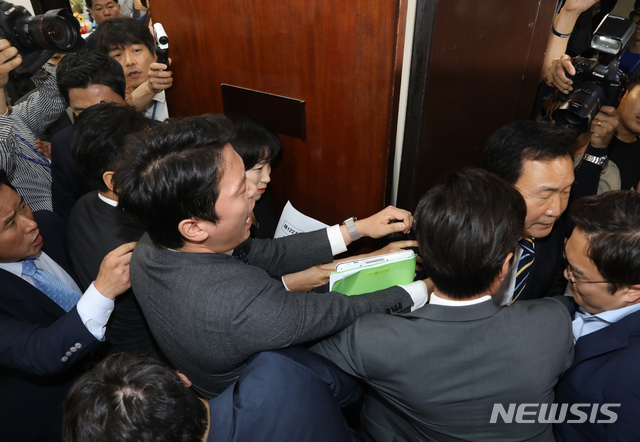 【서울=뉴시스】고승민 기자 = 22일 서울 여의도 국회에서 열린 바른미래당 제122차 최고위원회의가 끝난 뒤 혁신위 관계자들이 손학규 대표에게 대화를 촉구하며 문을 막았으나 손 대표가 빠져나가고 있다. 2019.07.22.kkssmm99@newsis.com