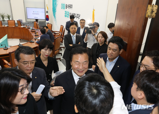 【서울=뉴시스】고승민 기자 = 22일 서울 여의도 국회에서 열린 바른미래당 제122차 최고위원회의가 끝난 뒤 혁신위 관계자들이 손학규 대표에게 대화를 촉구하며 문을 막고 손 대표와 대치하고 있다. 2019.07.22.kkssmm99@newsis.com
