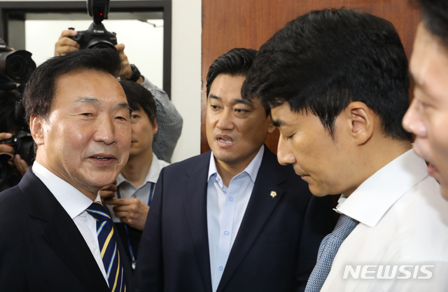 【서울=뉴시스】고승민 기자 = 22일 서울 여의도 국회에서 열린 바른미래당 제122차 최고위원회의가 끝난 뒤 혁신위 관계자들이 손학규 대표에게 대화를 촉구하며 문을 막고 손 대표와 대치하고 있다. 2019.07.22.kkssmm99@newsis.com