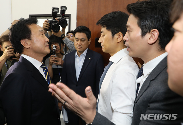 【서울=뉴시스】고승민 기자 = 22일 서울 여의도 국회에서 열린 바른미래당 제122차 최고위원회의가 끝난 뒤 혁신위 관계자들이 손학규 대표에게 대화를 촉구하며 문을 막고 손 대표와 대치하고 있다. 2019.07.22. kkssmm99@newsis.com