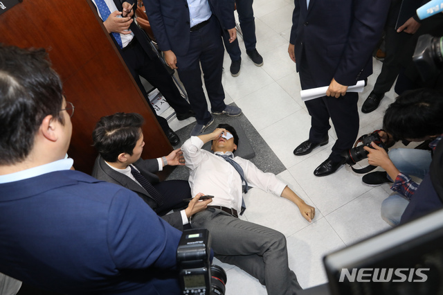 【서울=뉴시스】고승민 기자 = 22일 서울 여의도 국회에서 열린 바른미래당 제122차 최고위원회의가 혁신위 관계자들이 손학규 대표에게 대화를 촉구하며 문을 막으며 잠시 대치하다 손 대표가 빠져나가자 단식중인 권성주 위원이 바닥에 누워 있다. 2019.07.22. kkssmm99@newsis.com