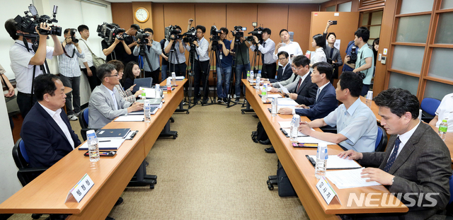 【서울=뉴시스】김병문 기자 = 22일 오전 서울 종로구 서울시교육청 학교보건진흥원에서 '서울지역 자율형사립고(자사고) 재지정 평가 청문회'가 열리고 있다.   서울시교육청은 이날부터 사흘동안 자사고 재지정 평가에서 탈락한 8곳 학교들에 대한 청문회를 진행한다. 2019.07.22.    dadazon@newsis.com