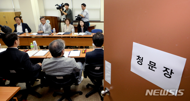 【서울=뉴시스】김병문 기자 = 지난 22일 오전 서울 종로구 서울시교육청 학교보건진흥원에서 '서울지역 자율형사립고(자사고) 재지정 평가 청문회'가 열리고 있다. 청문을 거쳐 교육부가 동의 여부를 결정하고 자사고 지정 취소가 확정될 경우 자사고들은 법적 소송에 나설 예정이다. 내년에는 자사고와 외고 등 52개교의 재지정 평가가 있어 당분간 고교체제 논란은 계속될 전망이다. 2019.07.22.    dadazon@newsis.com