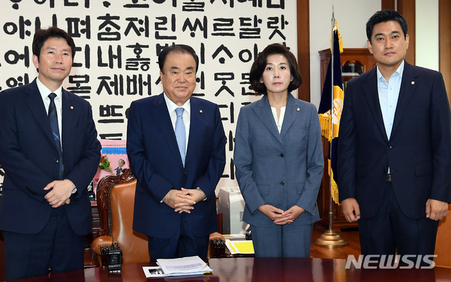 【서울=뉴시스】이종철 기자 = 7월 임시국회 논의를 위해 22일 서울 여의도 국회에서 열린 국회의장-교섭단체 원내대표 회동에 참석한 문희상 국회의장과 더불어민주당 이인영, 자유한국당 나경원, 바른미래당 오신환 원내대표가 심각한 표정을 하고 있다. 2019.07.22.&nbsp; jc4321@newsis.com 