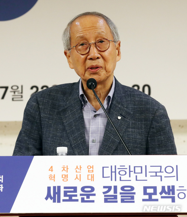 【서울=뉴시스】 박영태 기자 = 22일 오전 서울 여의도 국회 의원회관에서 열린 국회 미래정치 교양강좌 1강 윤여준 전 환경부 장관의 ‘총체적 난국 대한민국, 결국 정치가 문제다’ 특별강연에서 윤 전 장관이 강연을 하고 있다. 2019.07.22.since1999@newsis.com