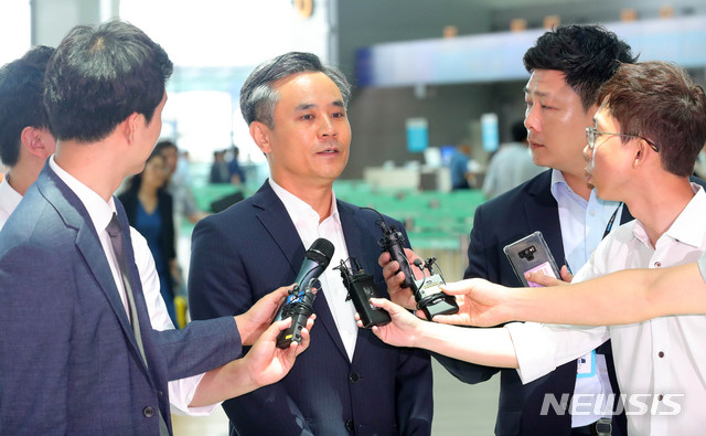 【인천공항=뉴시스】배훈식 기자 = 김승호 산업통상자원부 신통상질서전략실장이 22일 오후 스위스 제나바 WTO 일반이사회 참석차 인천국제공항을 통해 출국하며 취재진의 질문에 답하고 있다. 김 실장은 이번 이사회에서 일본의 수출 규제조치가 WTO 규범에 맞지 않는 부당한 조치임을 알릴 예정이다. 2019.07.22. dahora83@newsis.com