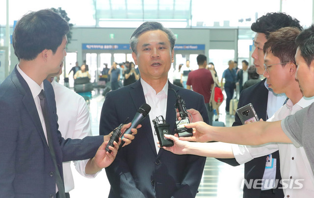 【인천공항=뉴시스】배훈식 기자 = 김승호 산업통상자원부 신통상질서전략실장이 22일 오후 스위스 제나바 WTO 일반이사회 참석차 인천국제공항을 통해 출국하며 취재진의 질문에 답하고 있다. 김 실장은 이번 이사회에서 일본의 수출 규제조치가 WTO 규범에 맞지 않는 부당한 조치임을 알릴 예정이다. 2019.07.22. dahora83@newsis.com