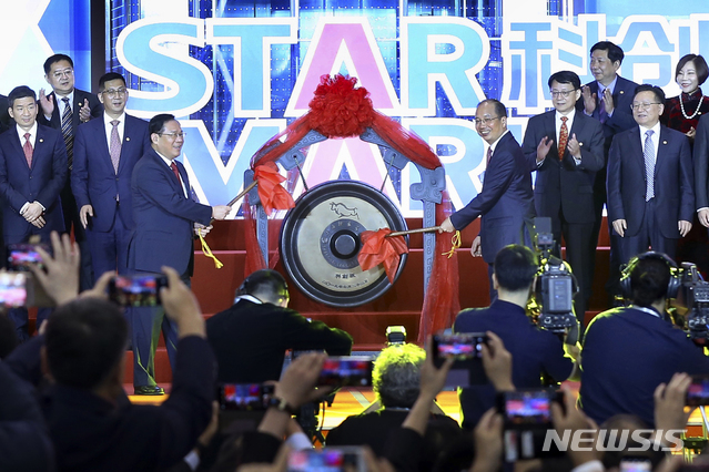 [상하이=AP/뉴시스] 중국 첨단 기술기업을 대상으로 하는 신흥시장 커촹판(과학창업판 STAR)이 22일 정식 출범했다. 2019.07.22