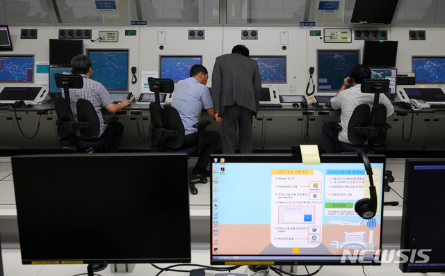 [인천공항=뉴시스]배훈식 기자 = 22일 오전 인천국제공항 초대형 항공교통 관제훈련센터에서 훈련생들이 관제 훈련을 하고 있다. 2019.07.22. dahora83@newsis.com