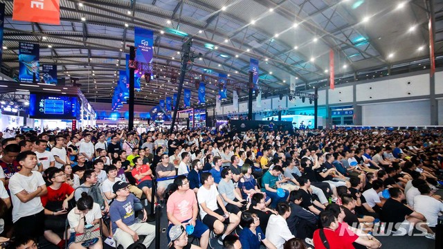 【서울=뉴시스】지난 21일 중국 시안시 취장신구 국제 컨벤션센터 열린 WCG 2019 Xi'an 경기를 찾은 e스포츠 팬들이 경기를 보고 있다. 2019.07.22. (사진=WCG 제공) photo@newsis.com