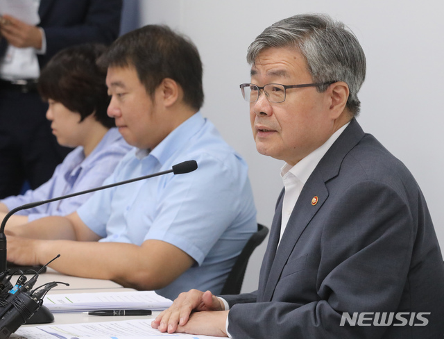 【세종=뉴시스】강종민 기자 = 이재갑 고용노동부 장관이 22일 오전 정부세종청사에서 열린 출입기자 간담회에서 최근 고용노동 현안에 대해 설명하고 있다. 2019.07.22.&nbsp; ppkjm@newsis.com