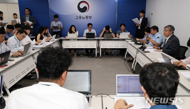 【세종=뉴시스】강종민 기자 = 이재갑 고용노동부 장관이 22일 오전 정부세종청사에서 열린 출입기자 간담회에서 최근 고용노동 현안에 대해 설명하고 있다. 2019.07.22.&nbsp; ppkjm@newsis.com