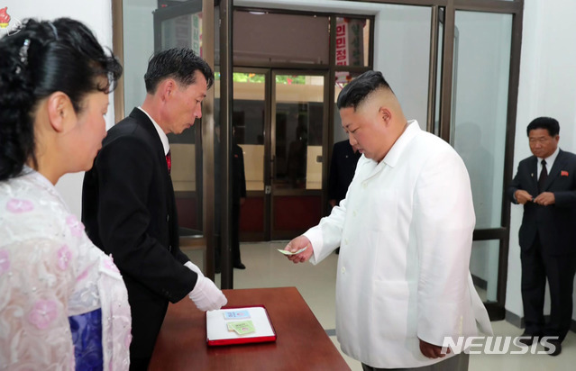 [서울=뉴시스] 김정은 북한 국무위원장이 북한 도·시·군인민회의 대의원선거가 열린 2019년 7월21일 함경남도 제201호 선거구 제94호분구선거장에서 선거에 참가했다고 조선중앙TV가 22일 보도했다. 2023.11.09. (사진=조선중앙TV 캡처) photo@newsis.com