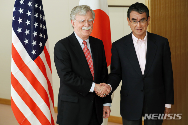 【도쿄=AP/뉴시스】존 볼턴(왼쪽) 미 백악관 국가안보회의(NSC) 보좌관이 22일 일본을 방문해 외무성에서 고노 다로 일본 외무상과 만나 악수하고 있다. 볼턴 보좌관은 고노 외무상과의 회담 후 기자들에게 "매우 생산적인 논의를 했다"고 말했으며 북한의 비핵화 실현을 위한 한미일 협력이 중요하다는 점도 확인한 것으로 알려졌다. 볼턴 보좌관은 23일 한국을 방문한다. 2019.07.22.