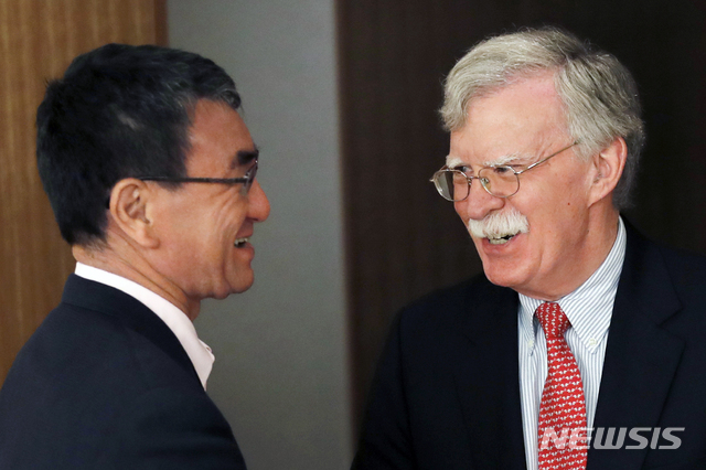 【도쿄=AP/뉴시스】존 볼턴(오른쪽) 미 백악관 국가안보회의(NSC) 보좌관이 22일 일본을 방문해 외무성에서 고노 다로 일본 외무상과 만나 악수하고 있다. 볼턴 보좌관은 고노 외무상과의 회담 후 기자들에게 "매우 생산적인 논의를 했다"고 말했으며 북한의 비핵화 실현을 위한 한미일 협력이 중요하다는 점도 확인한 것으로 알려졌다. 볼턴 보좌관은 23일 한국을 방문한다. 2019.07.22.