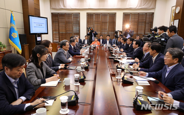 【서울=뉴시스】박진희 기자 = 문재인 대통령이 22일 청와대 여민관에서 수석 비서관·보좌관 회의를 주재하고 있다. 2019.07.22.&nbsp; pak7130@newsis.com