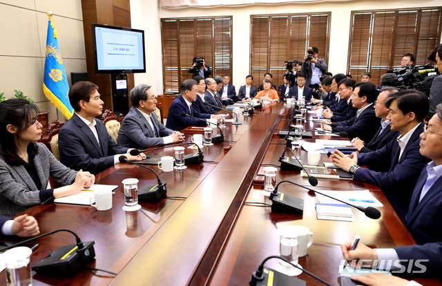 【서울=뉴시스】박진희 기자 = 문재인 대통령이 22일 청와대 여민관에서 수석 비서관·보좌관 회의를 주재하고 있다. 2019.07.22.&nbsp; pak7130@newsis.com