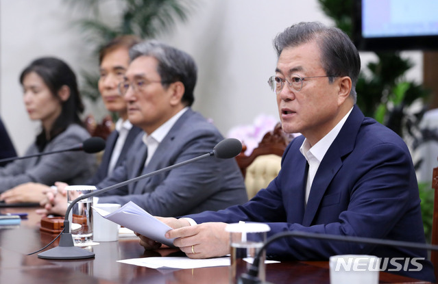 【서울=뉴시스】박진희 기자 = 문재인 대통령이 22일 청와대 여민관에서 수석 비서관·보좌관 회의를 주재하고 있다. 2019.07.22.&nbsp; pak7130@newsis.com