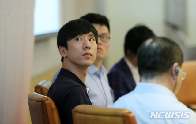 【서울=뉴시스】박주성 기자 = 박재욱 VCNC(타다) 대표가 22일 오후 서울 여의도 전경련회관 컨퍼런스센터에서 열린 2019 한중일 기업가 포럼에 참석해 이지혜 AIM 대표의 발언을 경청하고 있다. 2019.07.22.&nbsp; park7691@newsis.com