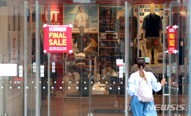 【서울=뉴시스】추상철 기자 =일본 관련 제품 불매 운동 확산으로 일본여행을 비롯한 일본 브랜드 맥주, 의류 등 제품 매출이 급감하고 있다. 22일 오후 서울의 한 일본 브랜드 의류 매장이 썰렁한 모습을 보이고 있다. 2019.07.22. scchoo@newsis.com