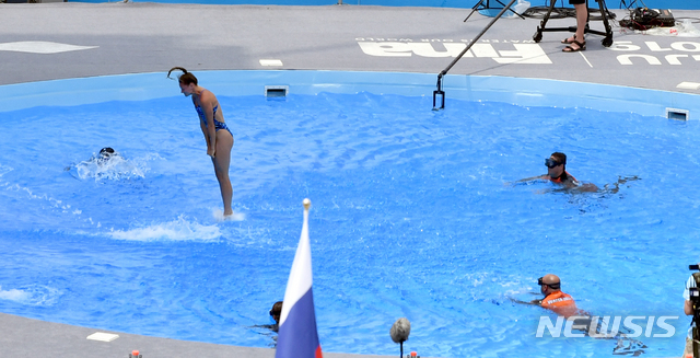 【광주=뉴시스】류형근 기자 = 22일 오전 광주 동구 조선대학교 운동장에 설치된 하이다이빙 경기장에서 여자부 20m 하이다이빙 예선경기가 펼쳐지고 있는 가운데 수상 안전요원이 선수의 낙하 위치를 확인하고 있다. 2019.07.22. hgryu77@newsis.com
