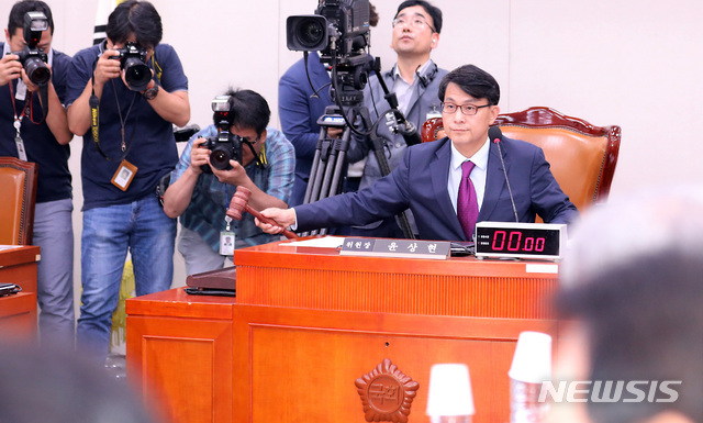 【서울=뉴시스】이종철 기자 = 22일 서울 여의도 국회에서 열린 외교통일위원회 전체회의에서 윤상현 위원장이 ‘일본 정부의 보복적 수출규제 조치 철회 촉구 결의안’을 채택하고 있다. 2019.07.22. jc4321@newsis.com