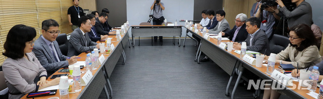 【서울=뉴시스】박주성 기자 = 민주연구원 양정철 원장이 22일 오후 서울 동작구 중소기업연구원에서 열린 정책 연구 네트워크 회의에 참석해 인사말을 하고 있다. 2019.07.22. park7691@newsis.com