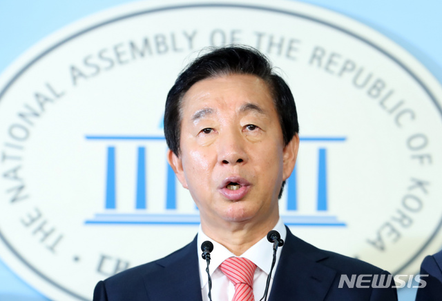 【서울=뉴시스】고승민 기자 = 검찰이 KT에 딸을 부정 채용시킨 의혹을 받는 자유한국당 김성태 전 원내대표에게 '뇌물수수 혐의'를 적용해 불구속 기소한 소식이 22일 전해지자 김 전 원내대표가 이날 국회에서 동료 의원들과 함께 입장을 발표하고 있다. 2019.07.22. kkssmm99@newsis.com