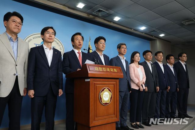 【서울=뉴시스】고승민 기자 = 검찰이 KT에 딸을 부정 채용시킨 의혹을 받는 자유한국당 김성태 전 원내대표에게 '뇌물수수 혐의'를 적용해 불구속 기소한 소식이 22일 전해지자 김 전 원내대표가 이날 국회에서 동료 의원들과 함께 입장을 발표하고 있다. 2019.07.22. kkssmm99@newsis.com