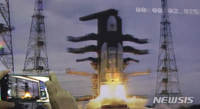 맨위 우주선 캡슐 찬드라야안2호를 탑재한 거대한 우주로켓 '지구정지궤도 위성발사체'(GSLV) MK3이 점화와 함께 발사되고 있다&nbsp;&nbsp;&nbsp; AP