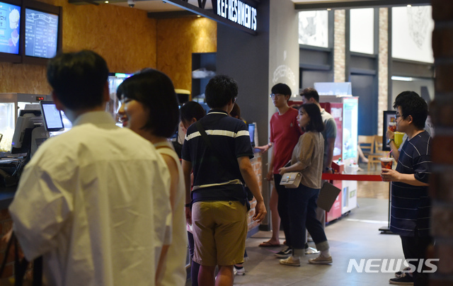 【대구=뉴시스】우종록 기자 = 대구지역 열대야 현상이 나타나고 있는 22일 오후 더위를 피해 대구 중구의 한 영화관을 찾은 시민들이 매표소에서 영화티켓을 구매하고 있다. 열대야는 전날 오후 6시부터 다음날 오전 9시까지 최저기온이 25도를 웃도는 현상이다. 2019.07.22.wjr@newsis.com