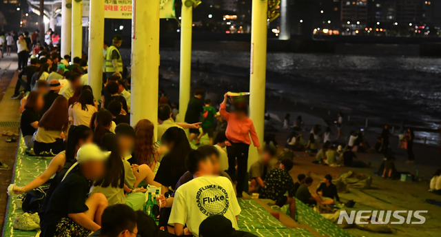 【부산=뉴시스】 하경민 기자 = 절기상 대서(大暑)를 하루 앞둔 22일 오후 부산 수영구 민락수변공원을 찾은 시민들이 더위를 식히고 있다. 2019.07.22. yulnetphoto@newsis.com