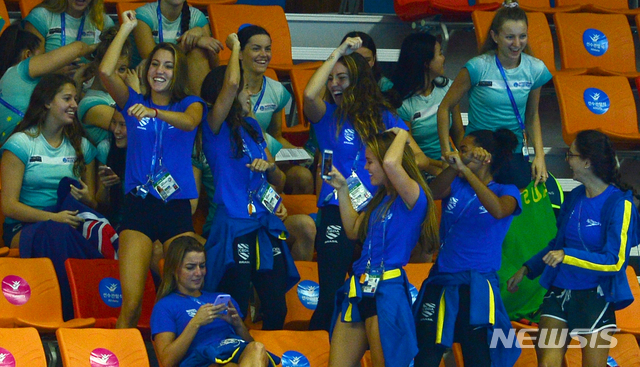 【광주=뉴시스】 지난 19일 오전 광주 서구 염주종합체육관 아티스틱 수영 경기장에서 혼성 듀엣 예선 경기에 앞서 진행된 사전 행사에서 호주대표팀이 싸이의 '강남스타일'에 맞춰 춤을 추고 있다. 2019.07.22. (사진 = 뉴시스 DB)