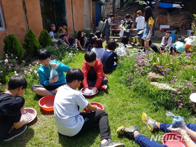 【진주=뉴시스】 경남지역 농촌교육농장(풀과 꽃 이야기).