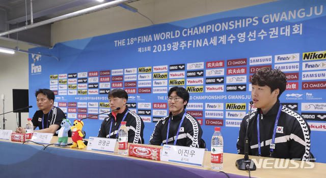 【광주=뉴시스】최진석 기자 =23일 광주 광산구 남부대학교 시립국제수영장 기자회견장에서 '2019 광주세계수영선수권대회' 대한민국 남자 수구 대표팀 골키퍼 이진우가 기자회견을 하고 있다. 왼쪽부터 이승재 코치, 주장 이선욱, 권영균, 골키퍼 이진우.이날 대표팀은 뉴질랜드와의 남자 수구 15·16위 순위결정전에서 승부던지기 끝에 17-16(3-3 2-2 4-5 3-2 5-4)으로 승리했다. 2019.07.23. myjs@newsis.com