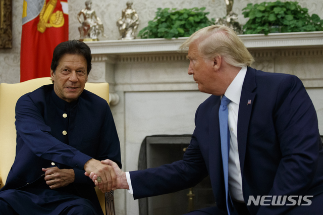 【워싱턴=AP/뉴시스】22일(현지시간) 도널드 트럼프(오른쪽) 미국 대통령이 백악관 집무실에서 임란 칸 파키스탄 총리와 회담하며 악수하고 있다. 트럼프 대통령은 "나렌드라 모디 인도 총리로부터 요청을 받은 적이 있다"면서 "파키스탄과 인도의 카슈미르 영유권 분쟁에 중재자가 되겠다"라고 말했다. 2019.07.23.
