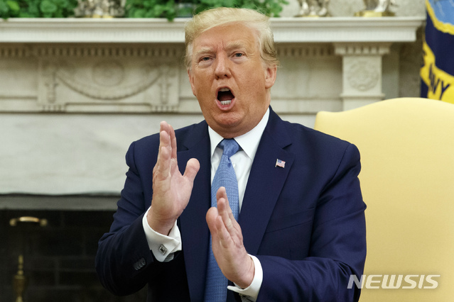 【워싱턴=AP/뉴시스】 도널드 트럼프 대통령이 22일(현지시간) 백악관에서 임란 칸 파키스탄 총리와의 회담에 앞서 취재진의 질문에 답을 하고 있다. 2019.7.23.