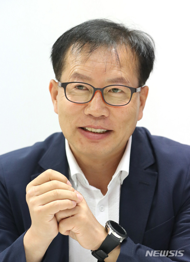 【고양=뉴시스】 전진환 기자 = 한국감정평가사협회 전국지회장협의회 강문환 의장이 22일 오전 경기도 고양시 감정평가법인 대일감정원에서 뉴시스와 인터뷰하고 있다. 2019.07.23. amin2@newsis.com